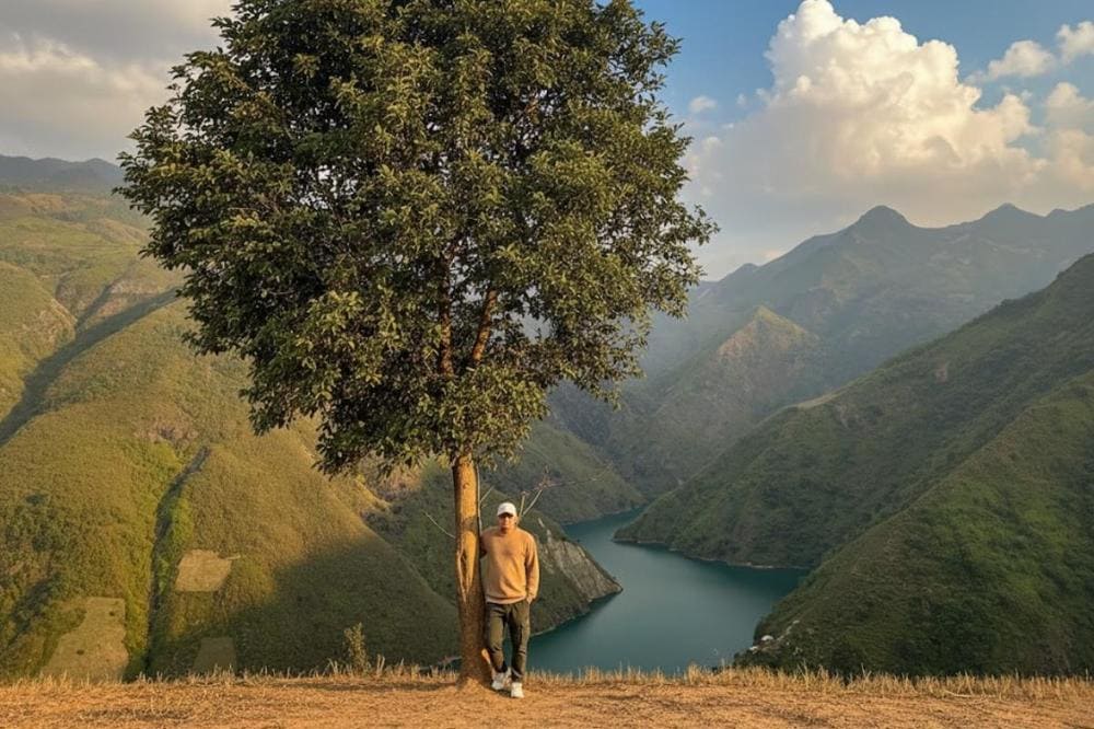 M&ecirc;nh m&ocirc;ng giữa biển m&acirc;y b&ecirc;n cạnh c&acirc;y C&ocirc; Đơn (Nguồn: Internet)